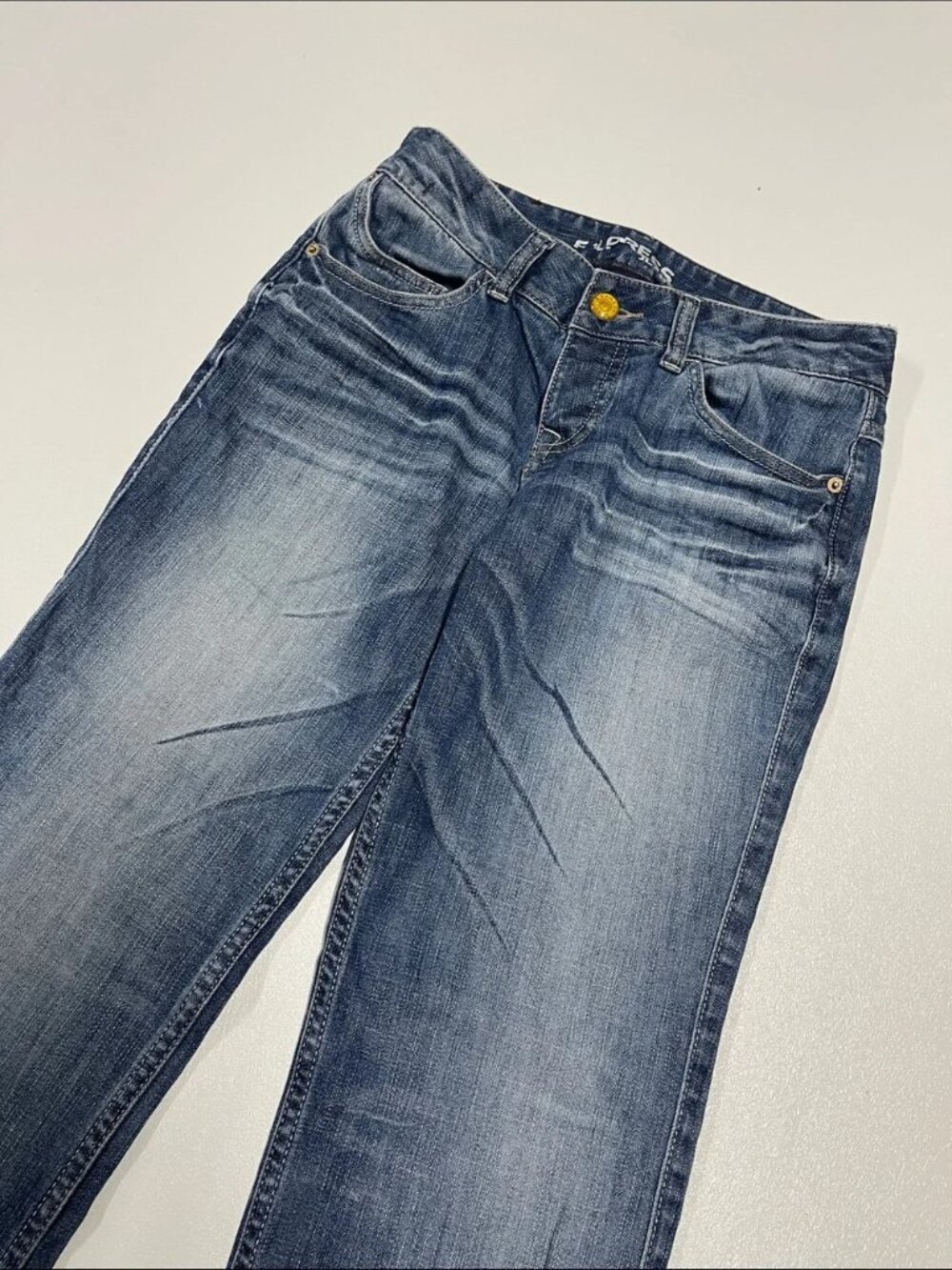 Express Y2K Wide-Leg Jeans in Medium Blue Wash - Picture 4 of 10